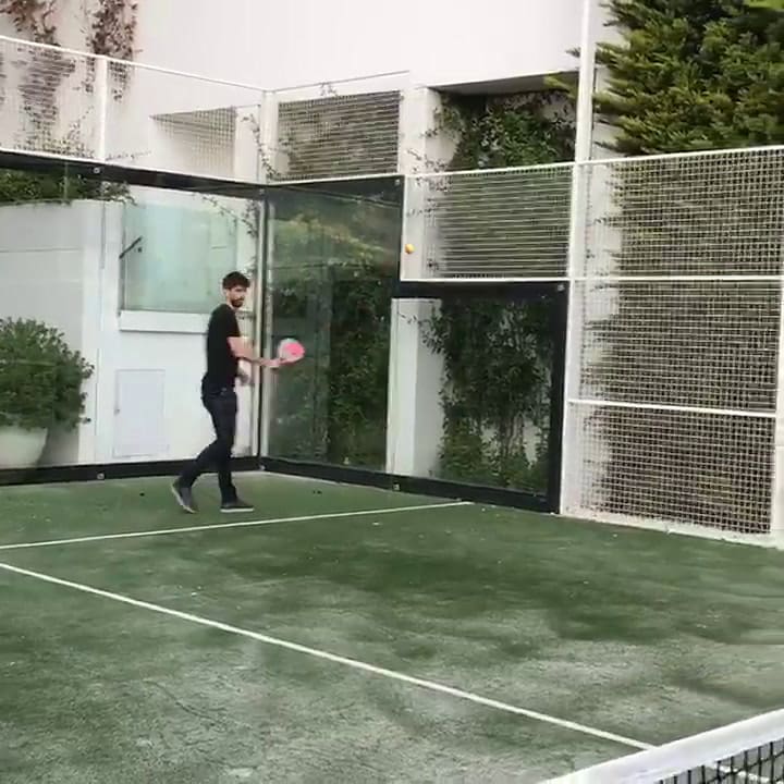 Piqué junto a un de sus hijos mientras juegan al tenis