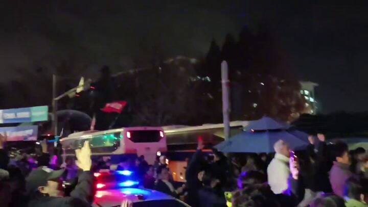 El presidente de Corea del Sur decreta la ley marcial en medio de una fuerte puja con la oposición y provoca protestas y caos