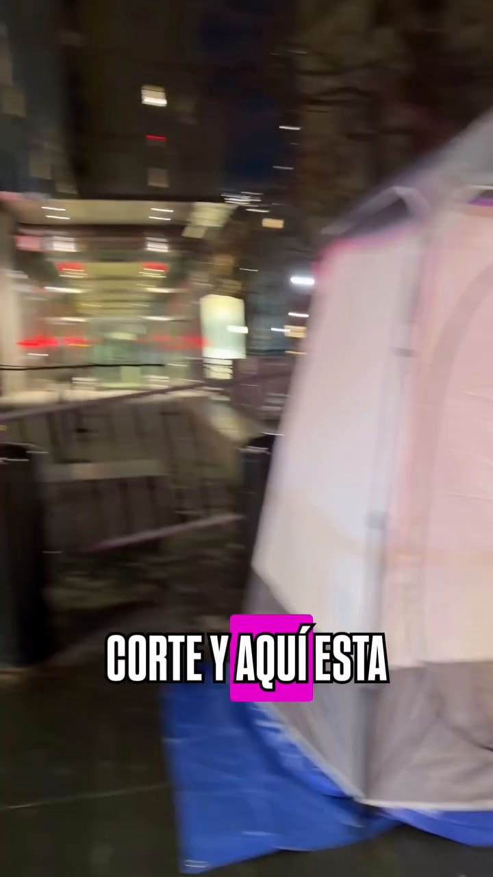 Los "line dudes" guardan el lugar en la fila para entrar a la audiencia de Maduro en Nueva York