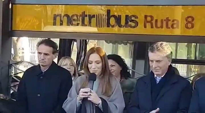 Los gestos de un intendente K durante el discurso de Vidal en el Metrobus de San Martín