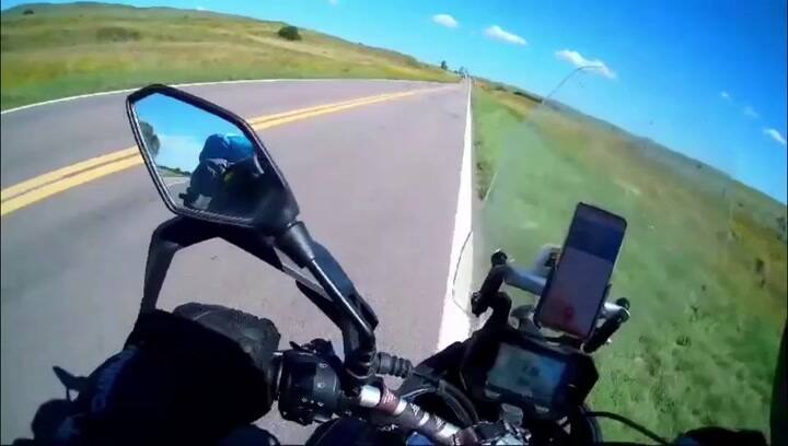 Intentó sobrepasar a un camión, realizó una maniobra peligrosa y casi embiste a un motociclista