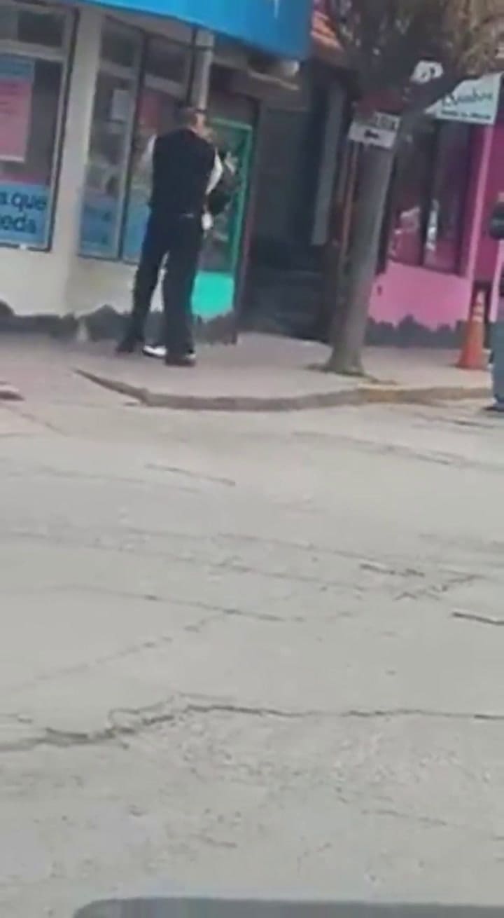 Un chofer atrapó a un hombre que había manoseado a una adolescente en un colectivo - Fuente: Calu Ce