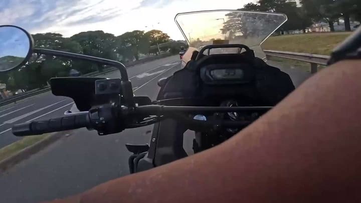 Persecución de 50 cuadras y dos detenidos en un auto robado que terminó abandonado en Villa Celina