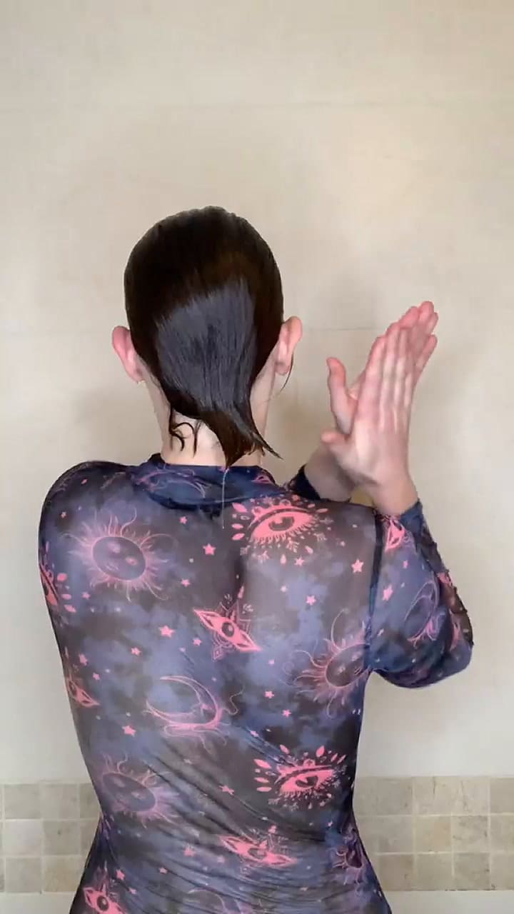 Una peluquera reveló cuál es la manera correcta de lavarse el cabello