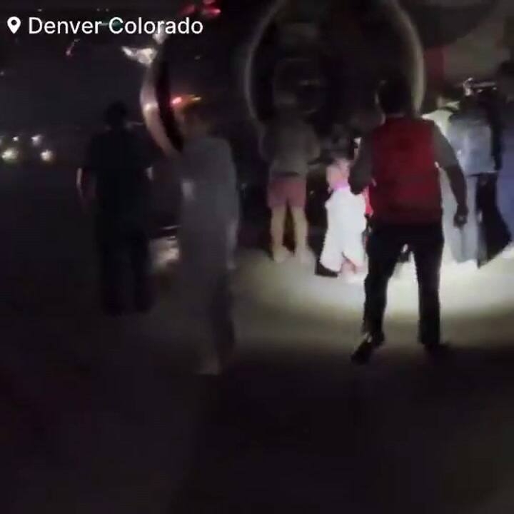 Un avión atropelló a un peatón mientras despegaba en el aeropuerto de Denver y sufrió un incendio