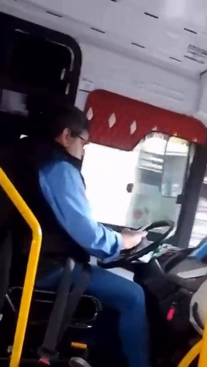 Un colectivero atropelló a un ciclista mientras usaba el teléfono al volante