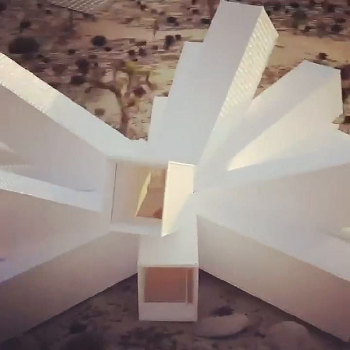 La casa hecha con contenedores en forma de estrella en pleno desierto de California