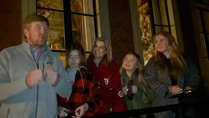 La reina Máxima de Holanda aplaude junto a su familia a los trabajadores sanitarios