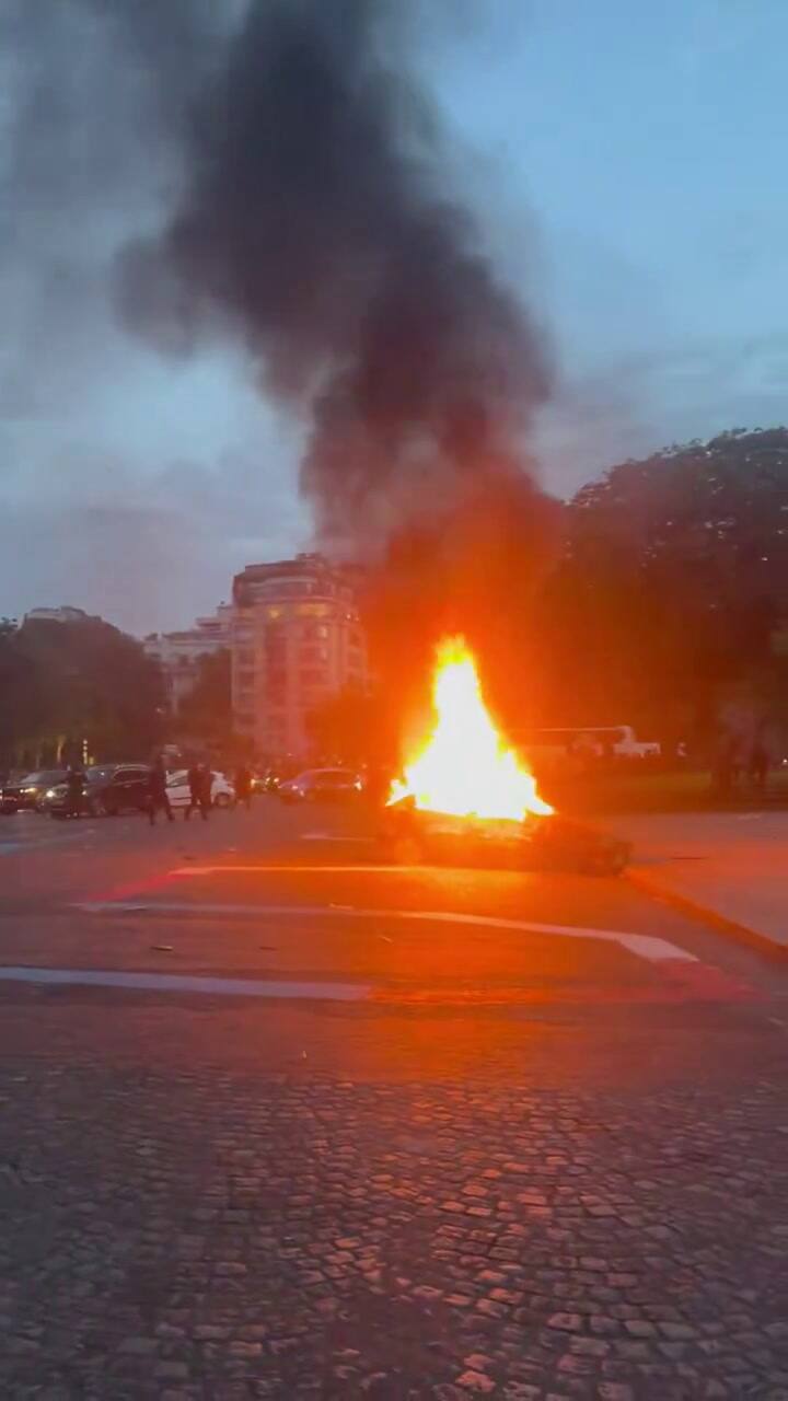 Las calles de París se colmaron de hinchas que festejaron al equipo bicampeón