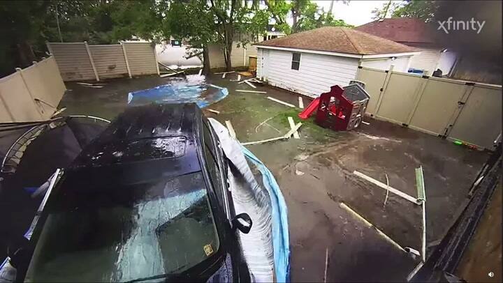 Una camioneta choca violentamente contra un jardín trasero y arrasa una pileta