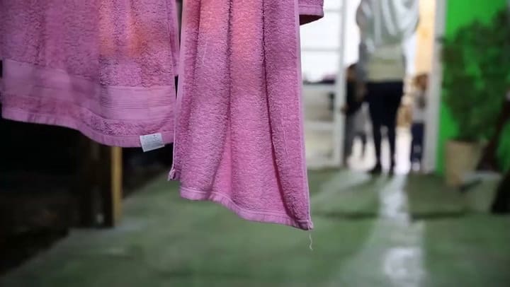 Decir basta y empoderarse: la vida en un hogar para mujeres golpeadas