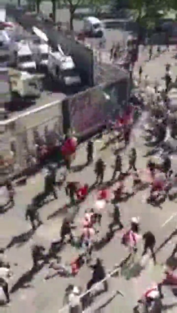 Disturbios de los hinchas y la policía afuera del Monumental - Fuente: Twitter