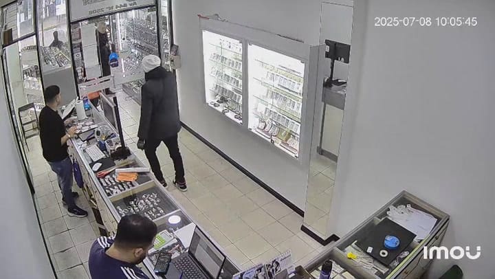 Se hicieron pasar por discapacitados y robaron en una joyería en Francisco Solano