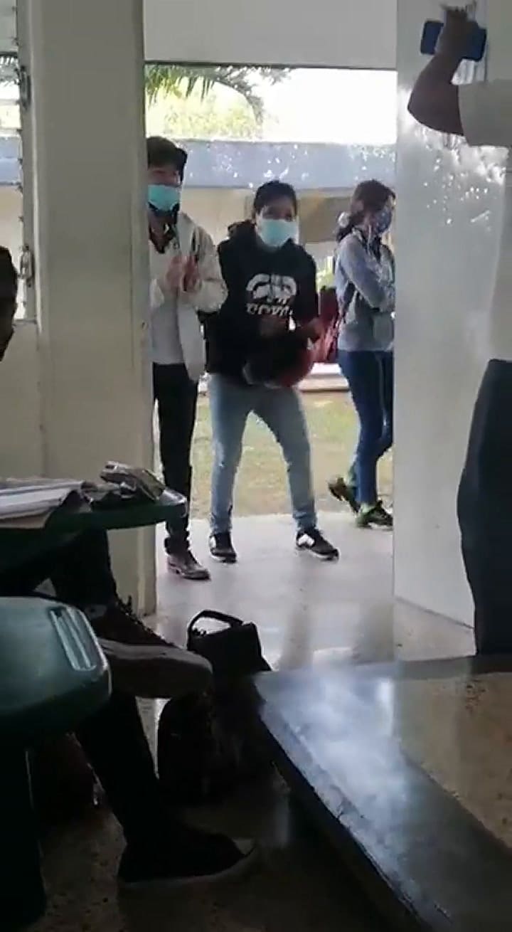 El maestro los hizo bailar como pollitos para dejarlos entrar; lo lograron