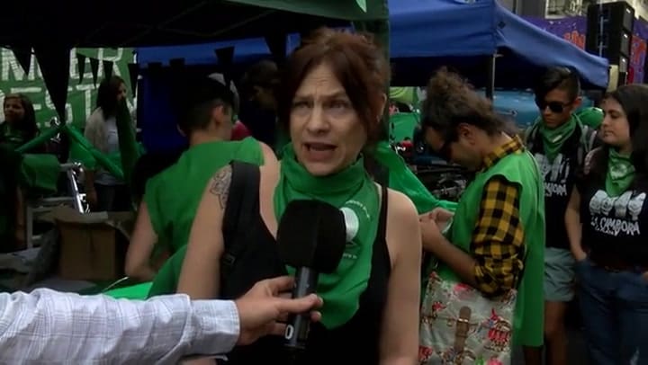 Cientos de mujeres se movilizan al Congreso para apoyar la despenalización del aborto