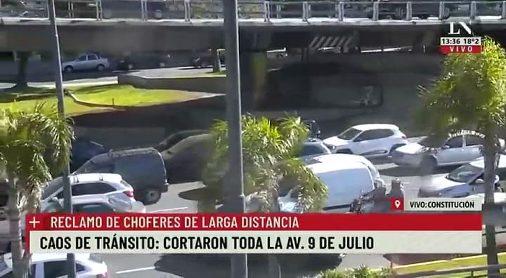 Reclamo de choferes de larga distancia: corte en AV. 9 de julio