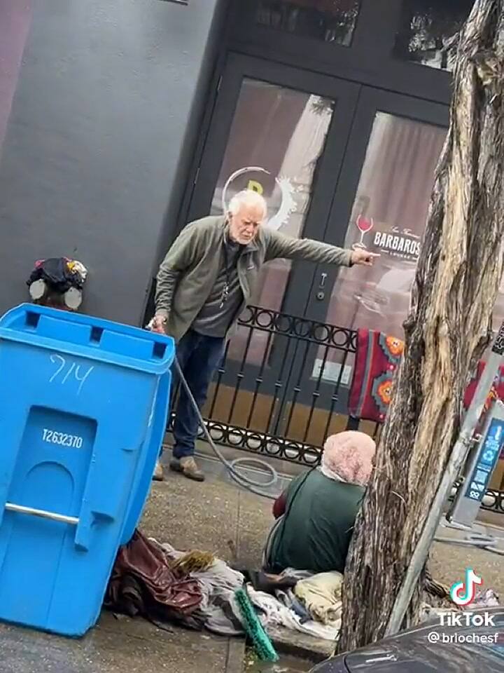 Un hombre le lanzó a agua a una mujer en situación de calle