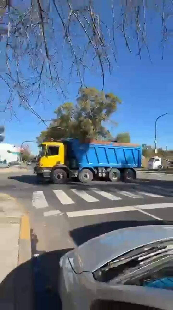 El momento en el que el camión permaneció girando en círculos
