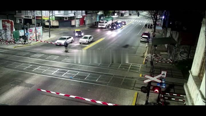 El momento del choque entre el tren y el taxi en Flores