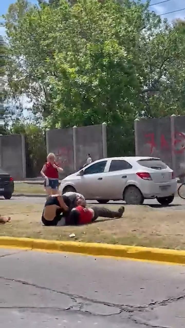 Madres y alumnas protagonizaron una feroz pelea a la salida de un colegio 3