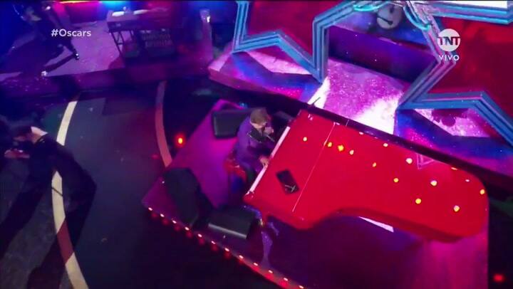 Elton John, '(I'm Gonna) Love Me Again', en vivo en los Oscar