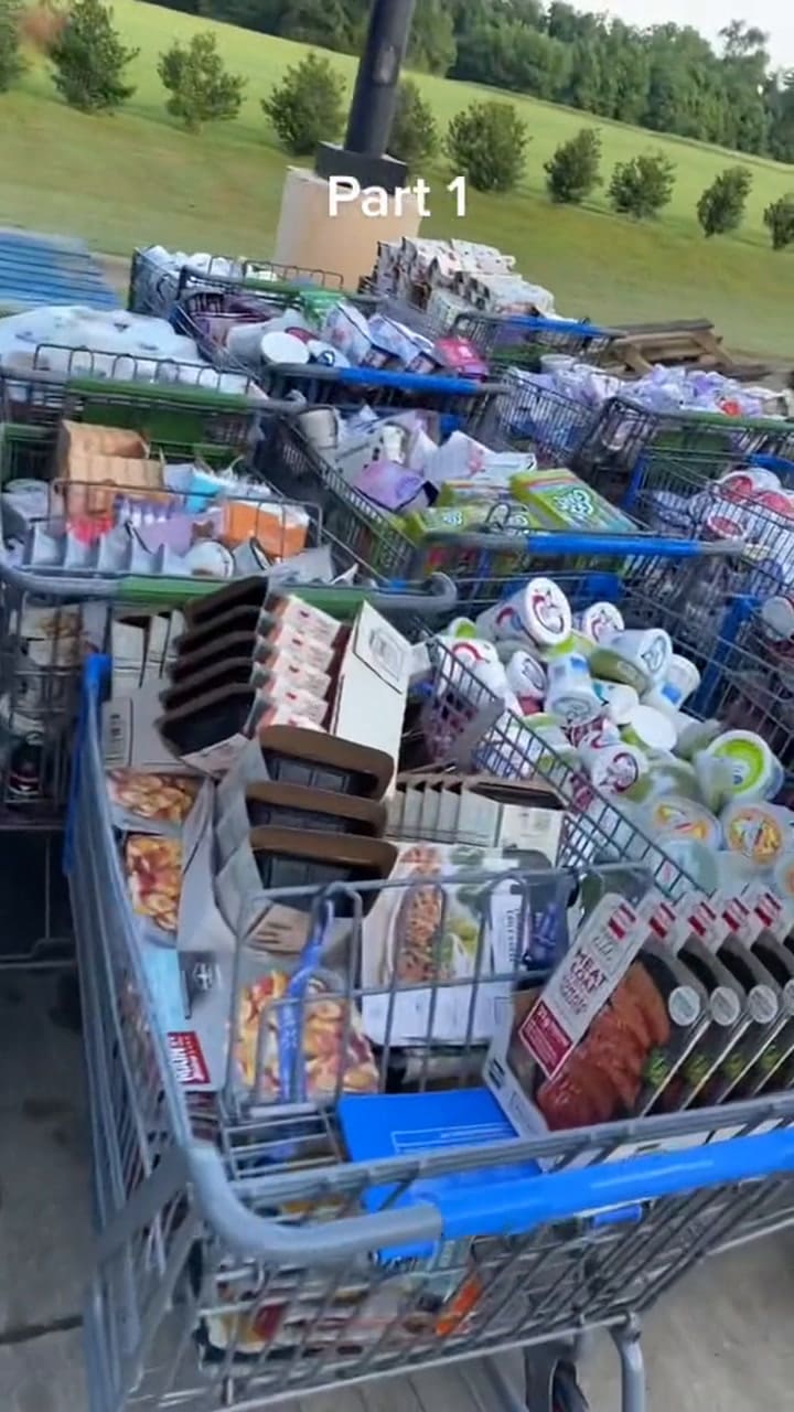 Decenas de carritos de supermercado de Walmart con productos que debían estar refrigerados