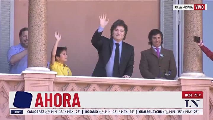 Roberto Funes se asomo al balcon de la Casa Rosada con Javier Milei
