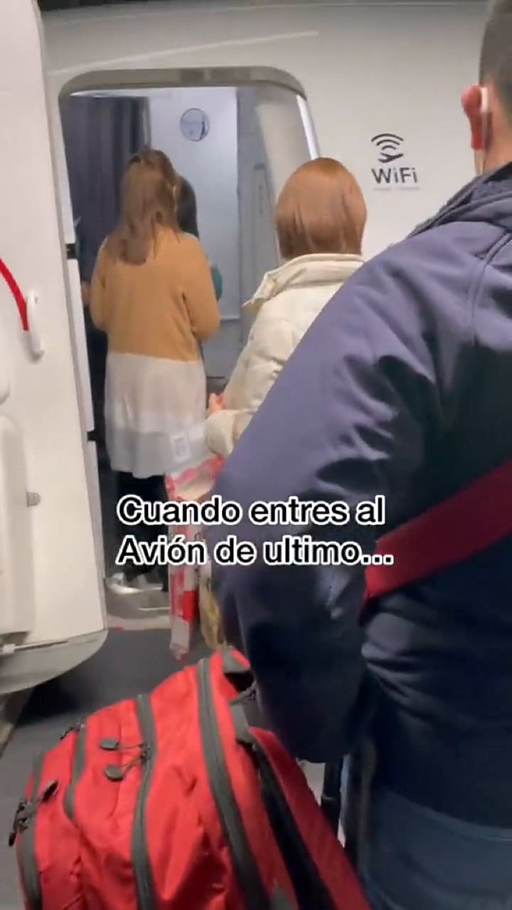 Tiktoker revela el secreto para viajar en un vuelo con asientos vacíos