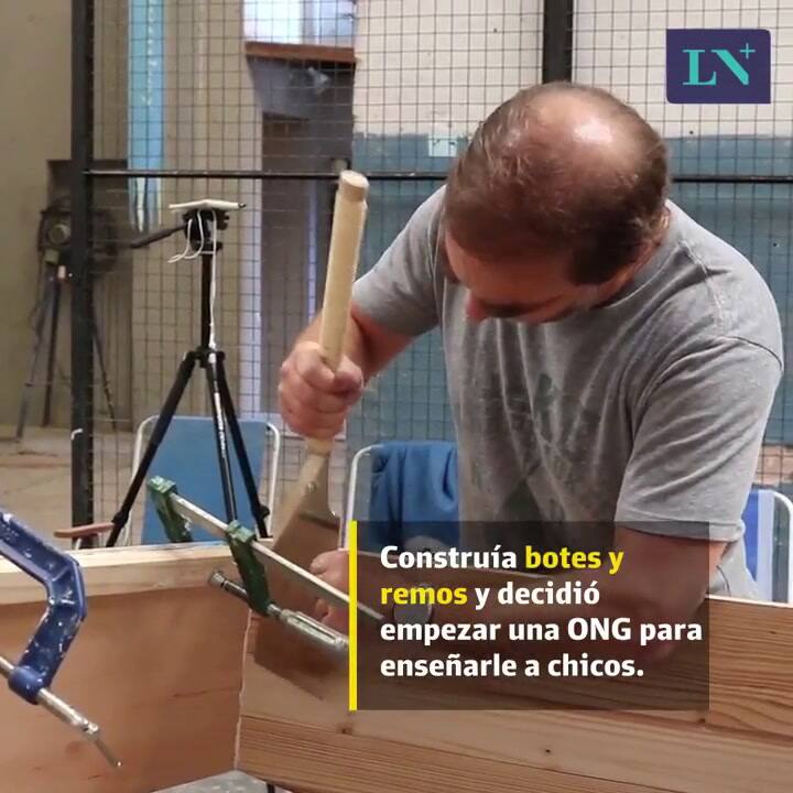 A través de un taller de construcción de botes, enseña álgebra y trigonometría a jóvenes en Tigre