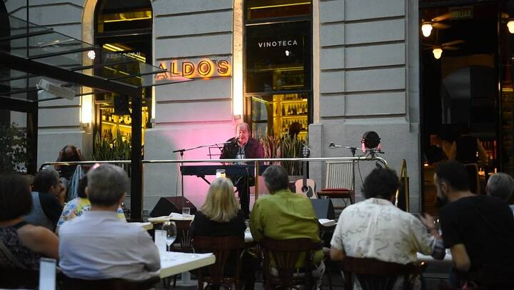 Litto Nebbia brindó un show íntimo en la terraza de Aldos