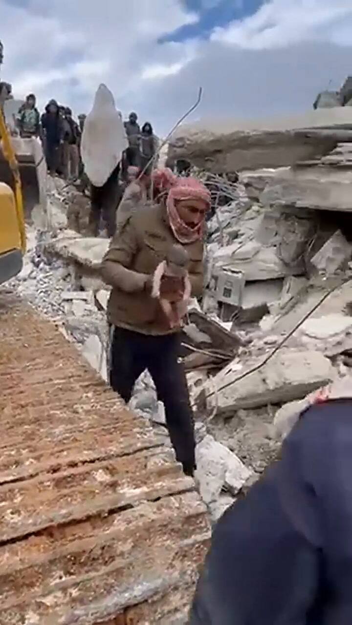 Mujer dio a luz en medio del terremoto en Siria