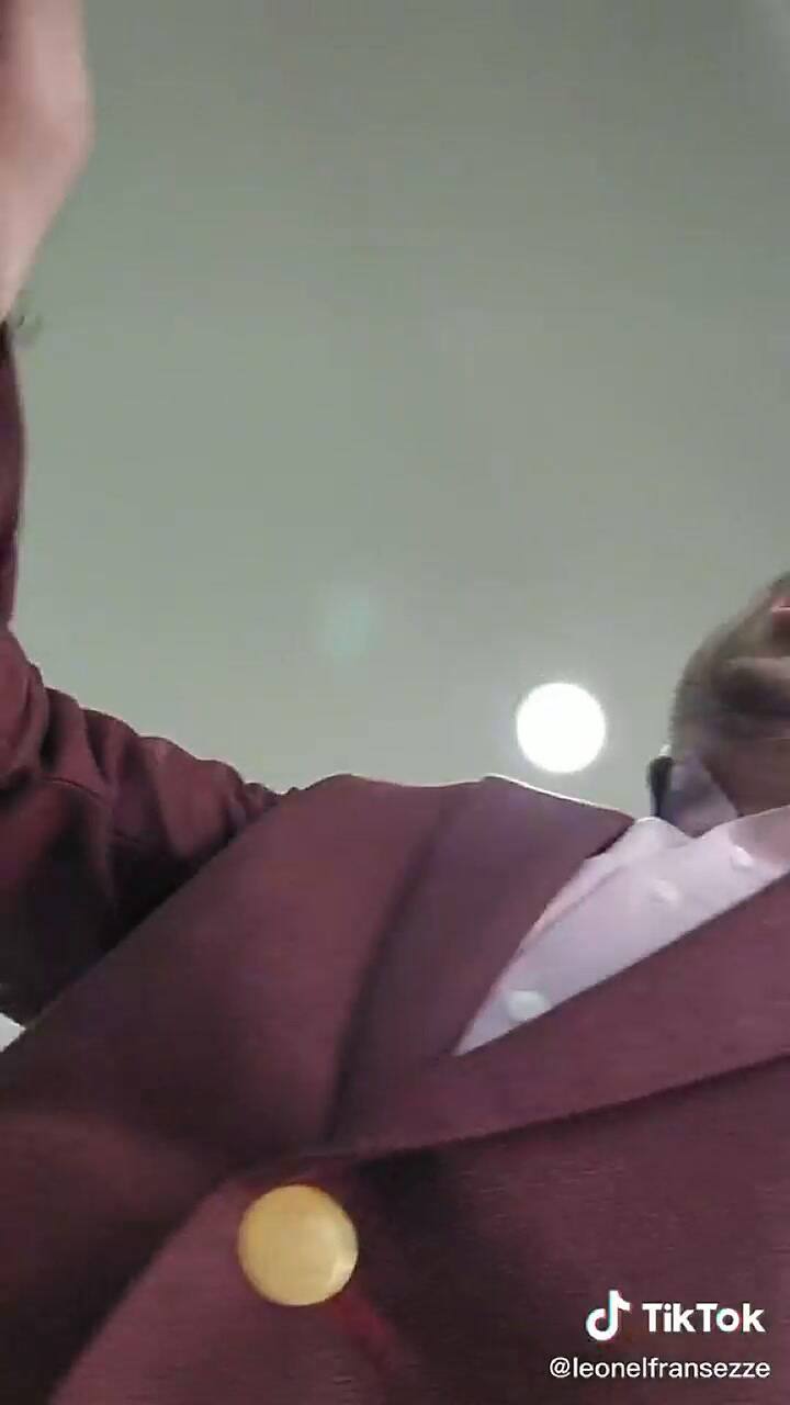 Tiktoker regala camioneta a su empleada doméstica