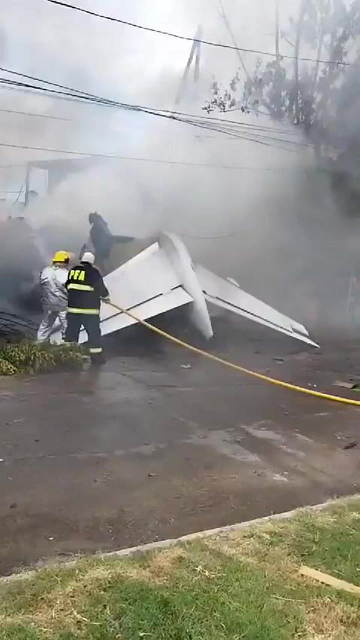 Los bomberos trabajaron para apagar las llamas del avión y las casas lindantes