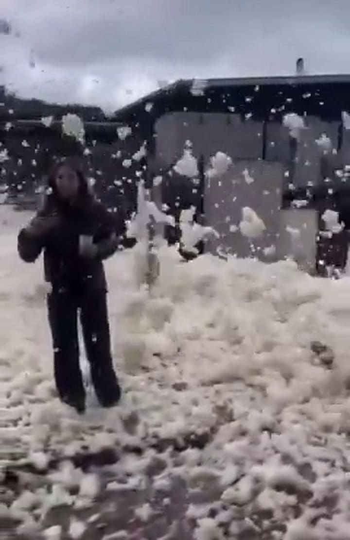 La espuma sorprendió a vecinos y turistas que salieron en la mañana