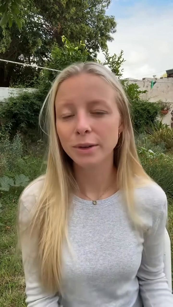 Lili explicó cómo aprendió el idioma