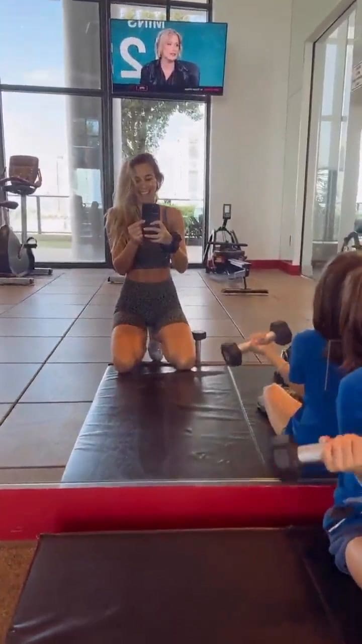 Soledad Fandiño hace gimnasia junto a su pequeño hijo Milo