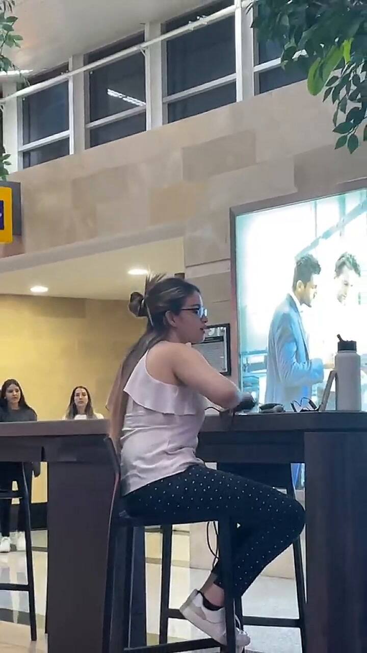 Se arregló el cabello con una tenaza en el aeropuerto y su amiga la captó in fraganti