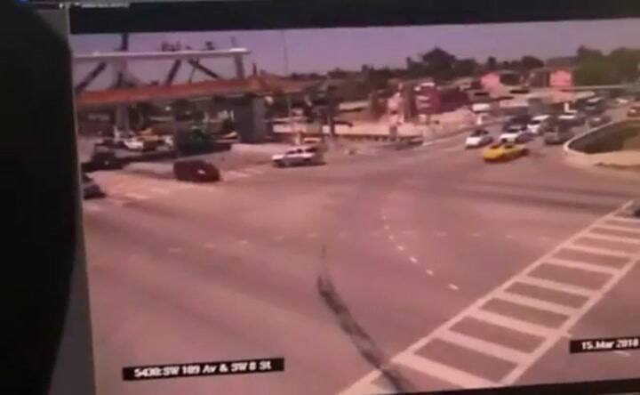 Así fue el derrumbe del puente peatonal en Miami