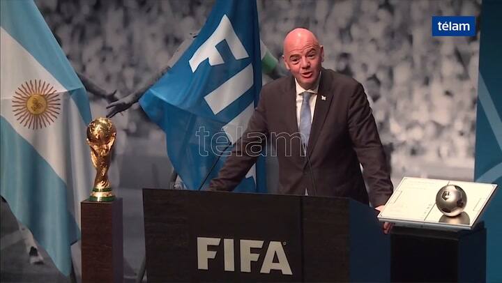 Infantino entregó el premio Living Football al presidente Macri - Fuente: Télam