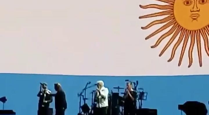 Bono brinda por Messi en La Plata