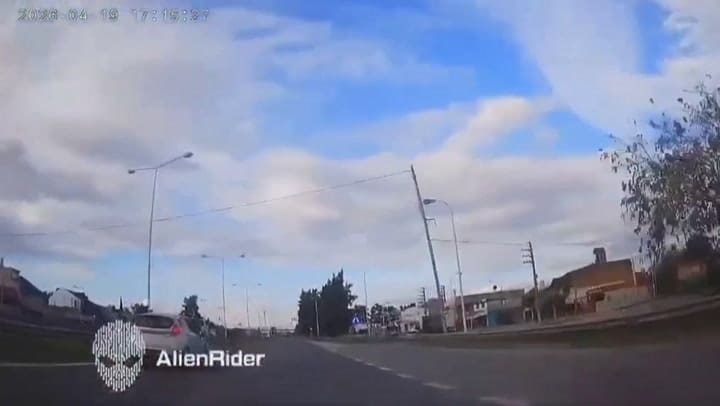 Le dispararon en plena autopista para robarle la moto