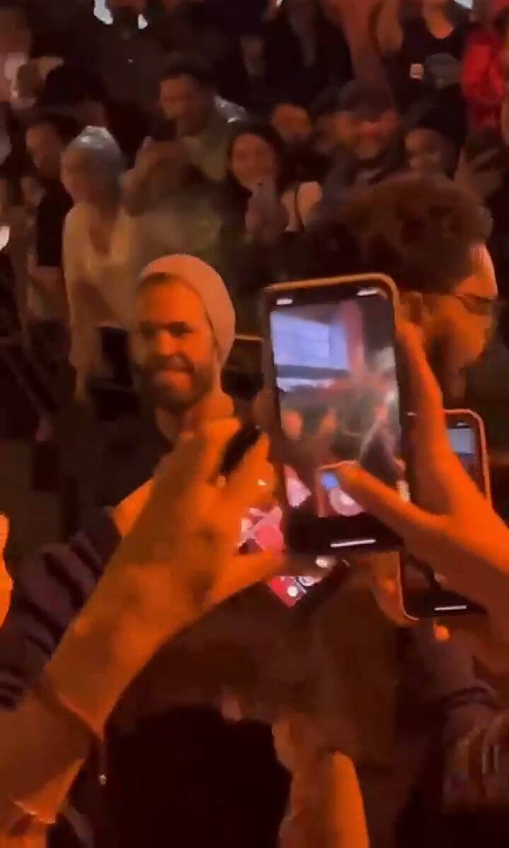 La batería de Emma alertó al baterista, quien bajó en busca del pequeño talento