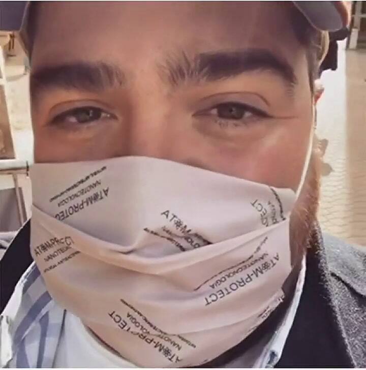 Entre chistes y emoción, Barassi se vacunó contra el Covid-19