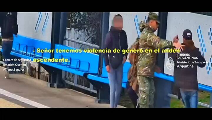 Un soldado defendió a una mujer en una estación de tren
