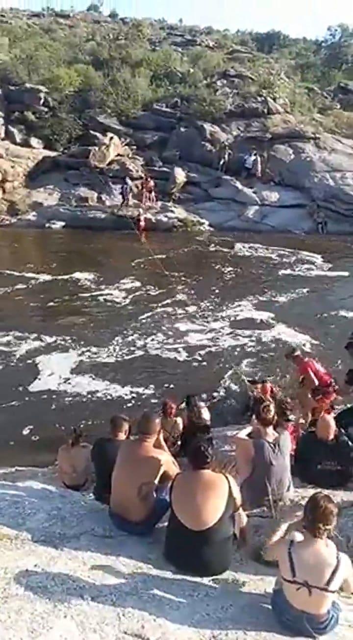 RESCATARON A LOS TURISTAS QUE QUEDARON VARADOS TRAS LA CRECIDA DEL RÍO MINA CLAVERO
