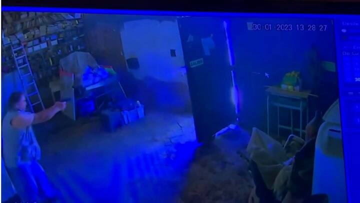 Lanús: un exagente penitenciario enfrentó a dos ladrones a los tiros en el garage de su casa