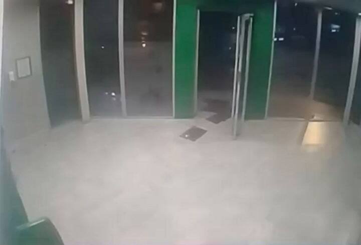 Así balearon un banco en Rosario y dejaron una amenaza a Pullaro