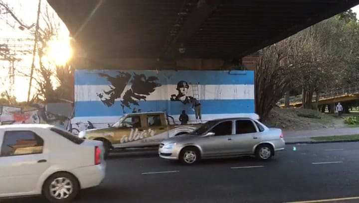 El momento en que tapan el mural