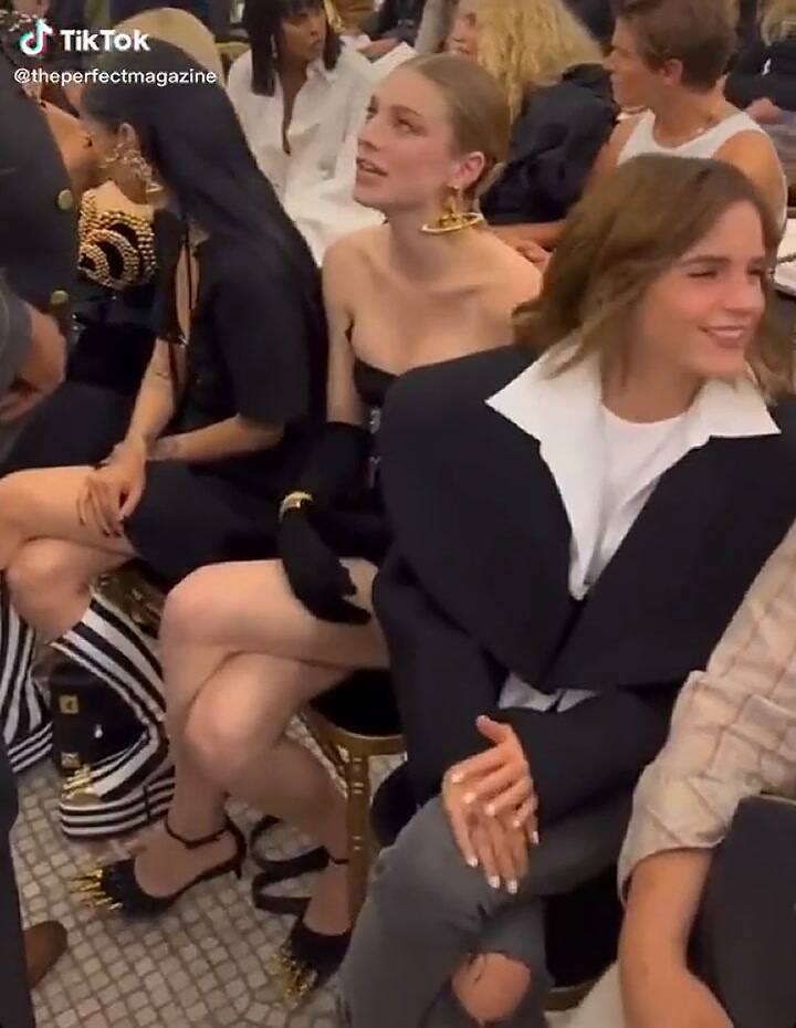 Emma Watson sorprende con su look en el desfile de Schiaparelli