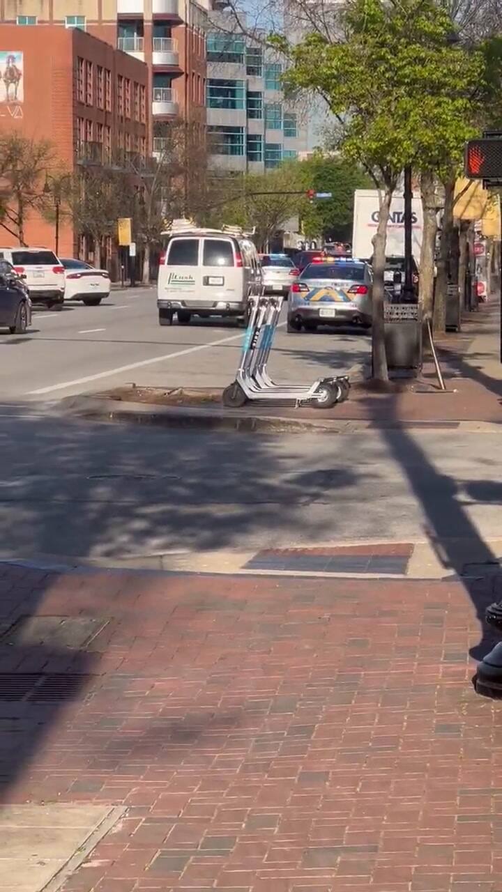 Los impactantes videos del tiroteo protagonizado por un empleado de un banco en Louisville